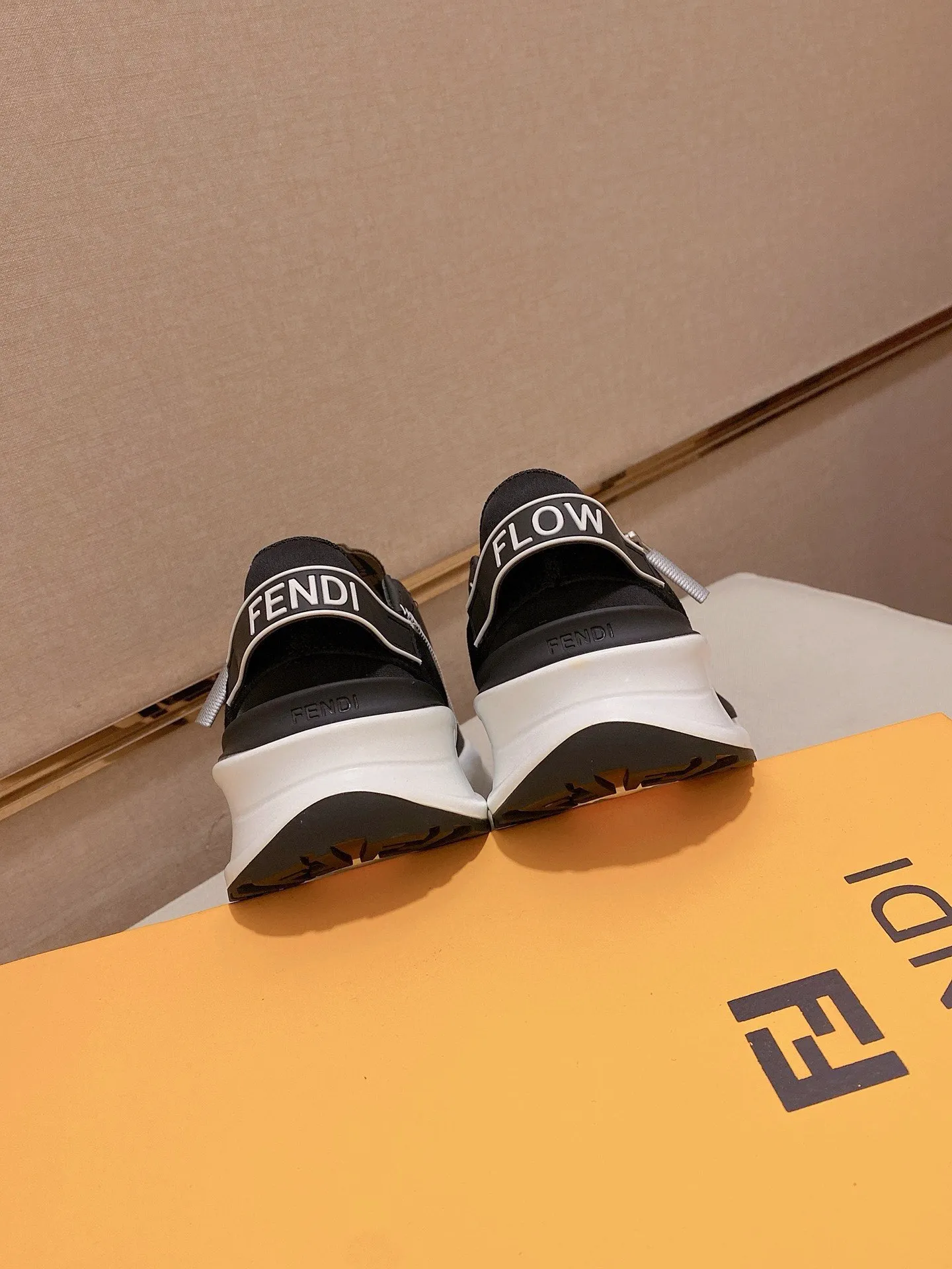 Men's shoes💰: 540💰(Higher version) [Fendi] Fendi's latest casual shoes for men! Available at counters simultaneously! A one-to-one replica of the original. The surface is made entirely of imported first-layer calfskin with crocodile pattern, the interior is made of first-layer water-dyed cowhide, and the original factory-supplied rubber outsole. Leading new fashion concepts. Matching code: 38-44 (45 can be customized)